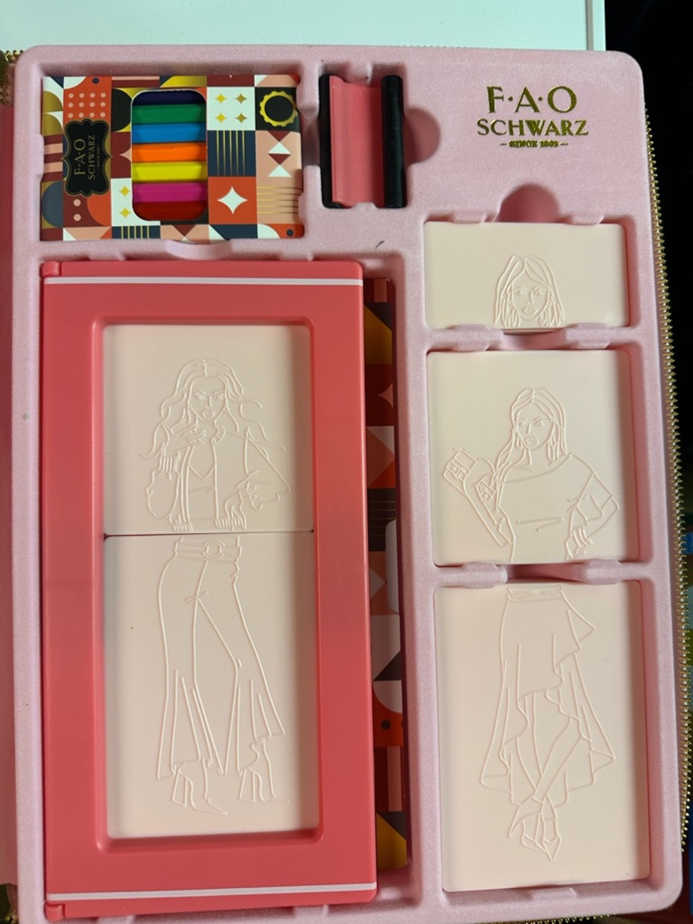 New FAO Schwarz Pink Fashion Designer/Artist Kit